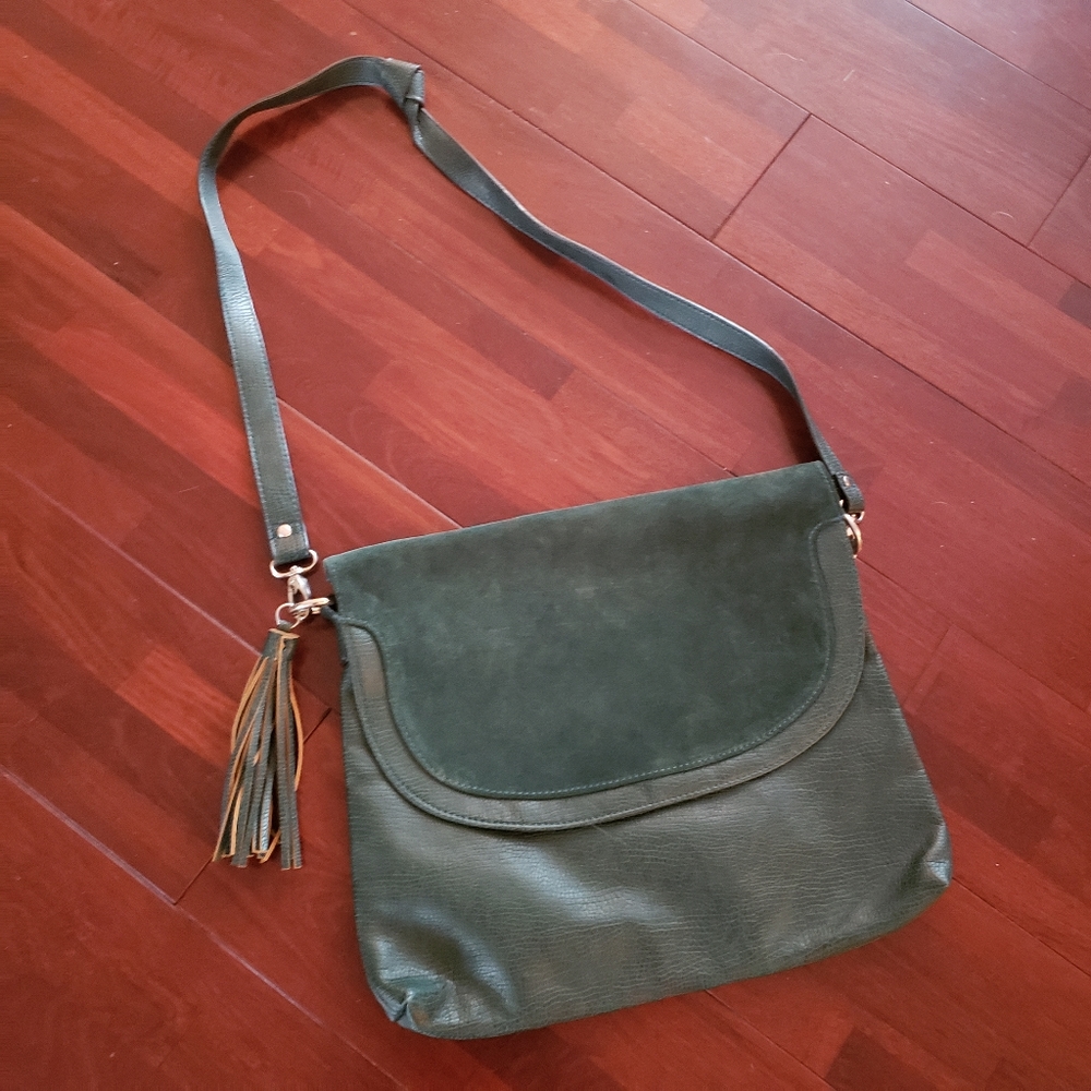 Crossbody messenger bag with tassel green